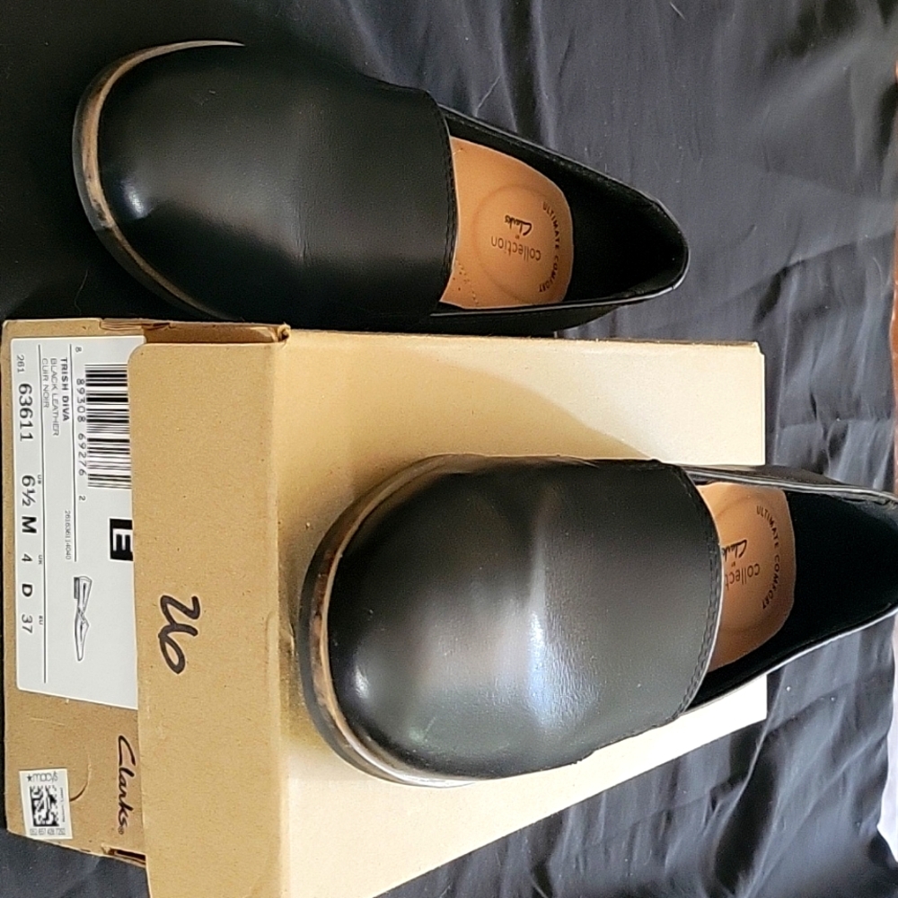Women's size 6.5M black Clark's slip on shoes / loafers